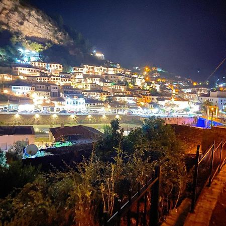Guesthouse Riverside Berat Bagian luar foto