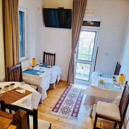 Guesthouse Riverside Berat Bagian luar foto