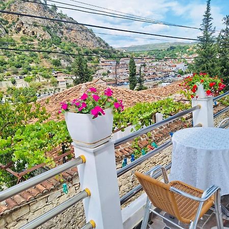 Guesthouse Riverside Berat Bagian luar foto