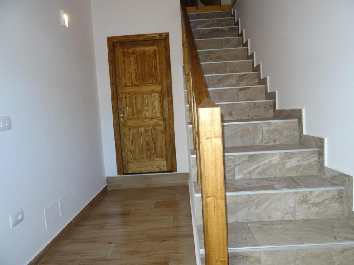 Guesthouse Riverside Berat Bagian luar foto