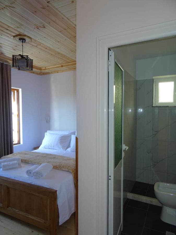 Guesthouse Riverside Berat Bagian luar foto
