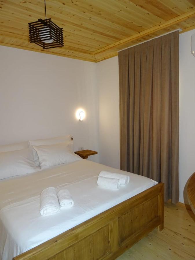 Guesthouse Riverside Berat Bagian luar foto