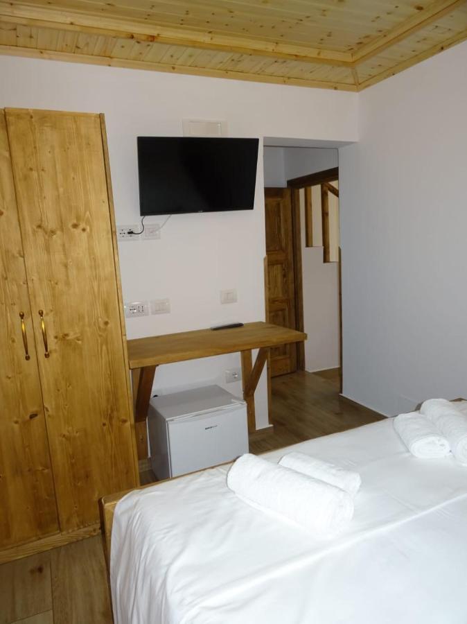 Guesthouse Riverside Berat Bagian luar foto