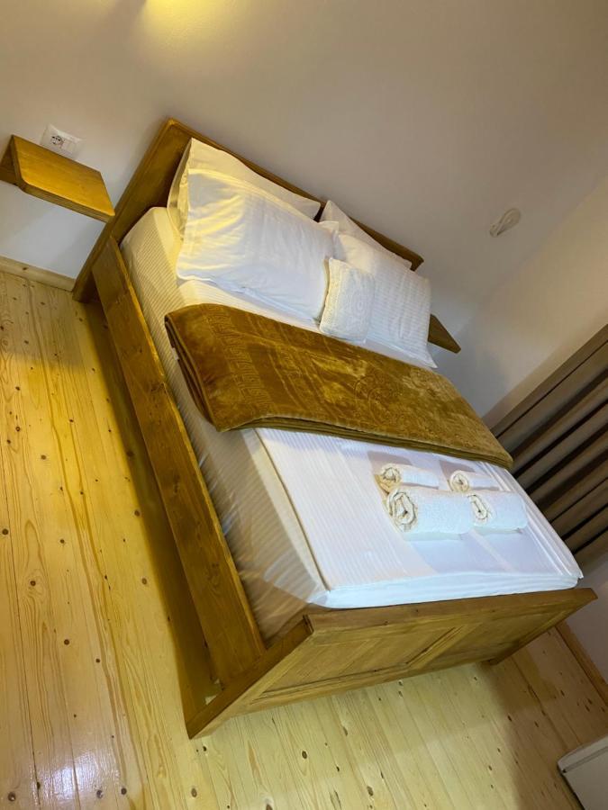 Guesthouse Riverside Berat Bagian luar foto
