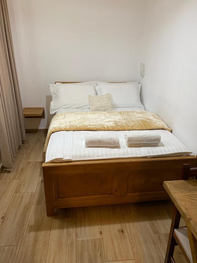 Guesthouse Riverside Berat Bagian luar foto