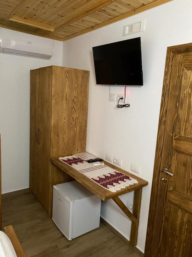 Guesthouse Riverside Berat Bagian luar foto