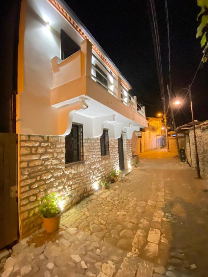 Guesthouse Riverside Berat Bagian luar foto