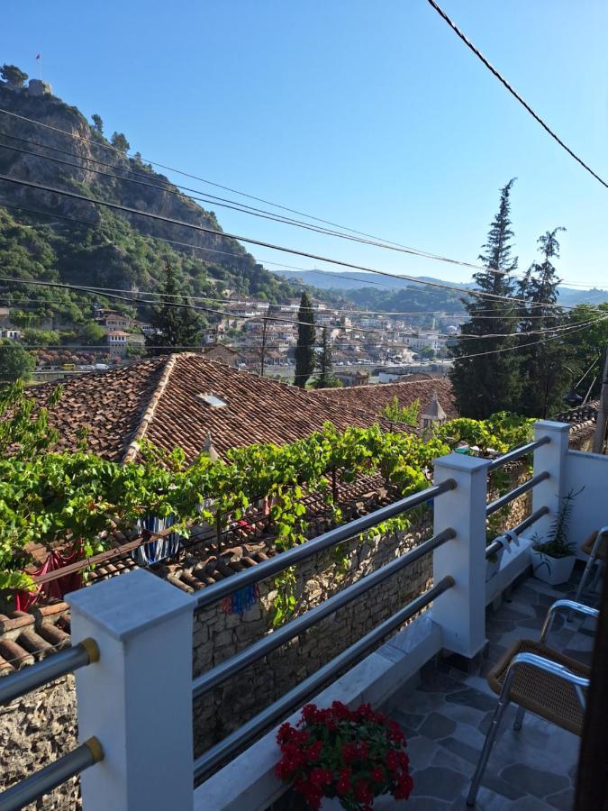 Guesthouse Riverside Berat Bagian luar foto