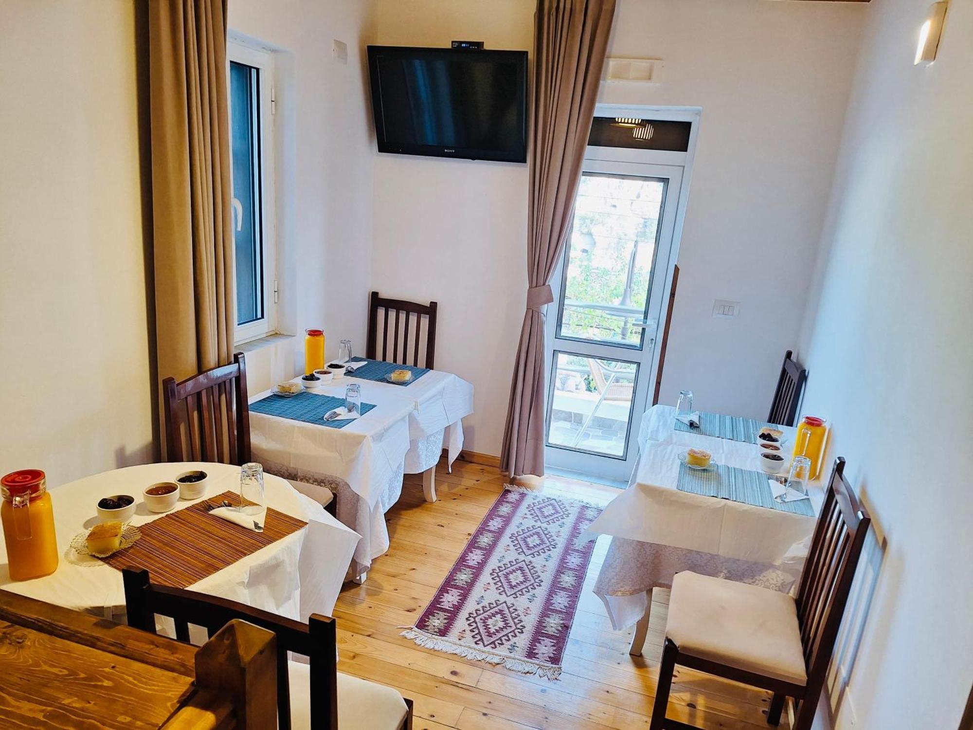 Guesthouse Riverside Berat Bagian luar foto