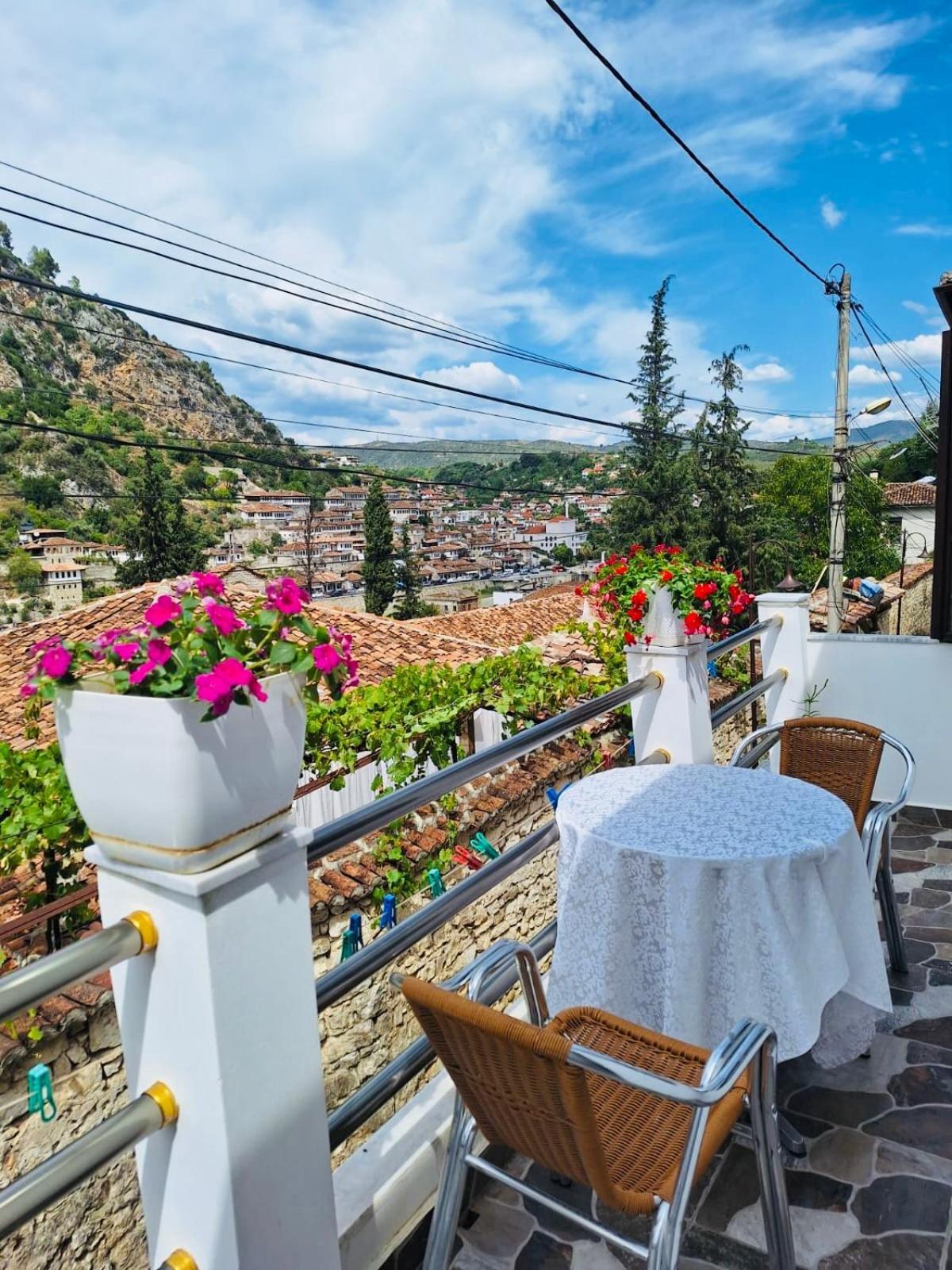 Guesthouse Riverside Berat Bagian luar foto