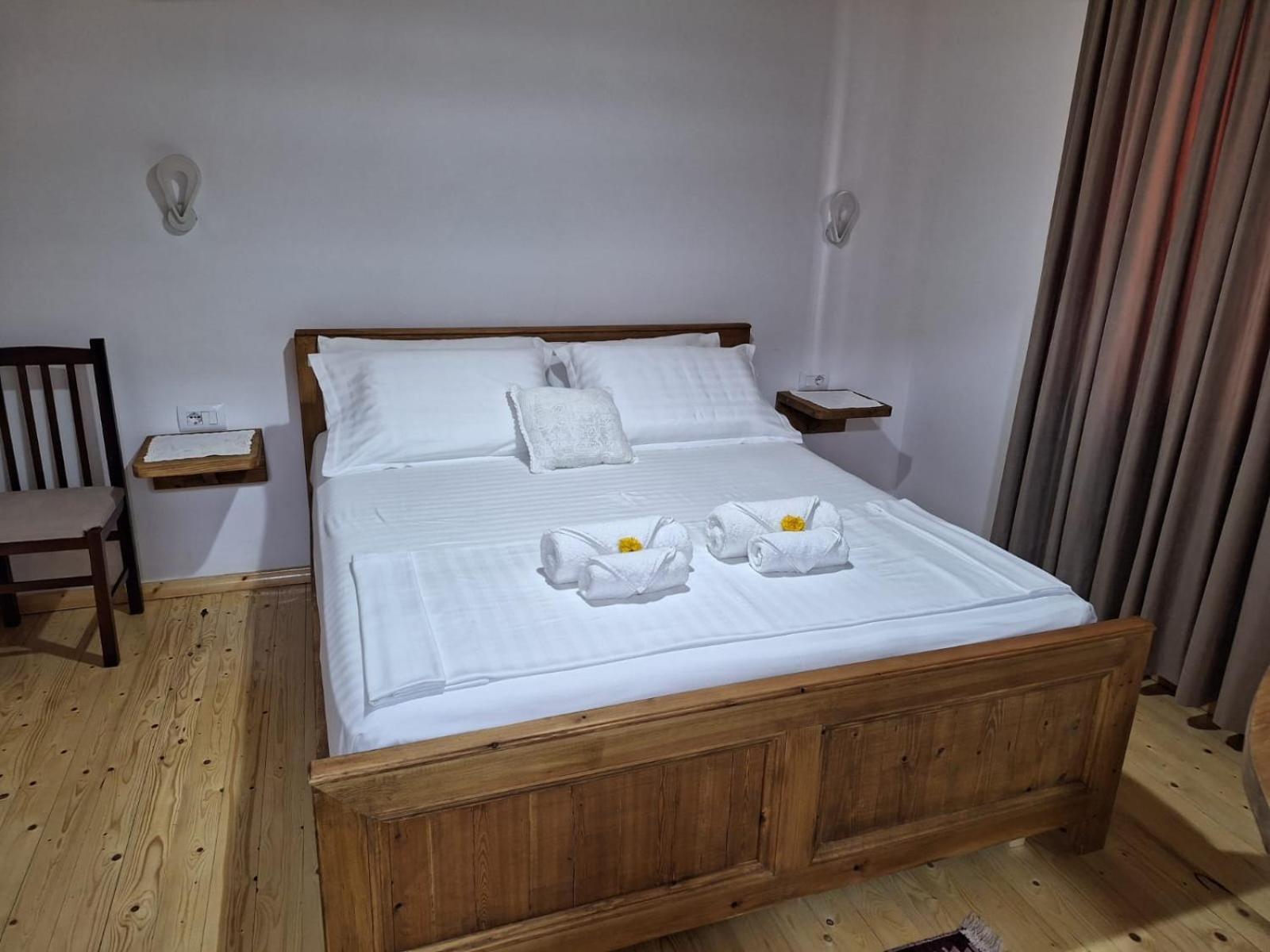 Guesthouse Riverside Berat Bagian luar foto